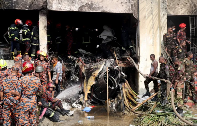 Un aereo dell'aeronautica militare del Bangladesh si schianta contro un campus universitario, uccidendo almeno 20 persone