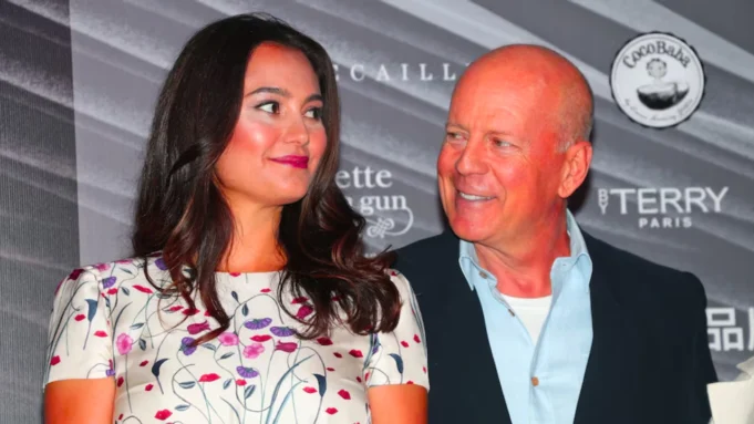 Bruce Willis, la moglie Emma Heming condivide un aggiornamento commovente sulla salute dell’attore «Il suo cervello sta cedendo, ma è ancora con noi»
