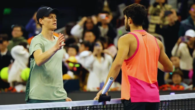 Carlos Alcaraz festeggia la vittoria su Alexander Zverev al Masters 1000 di Cincinnati 2025
