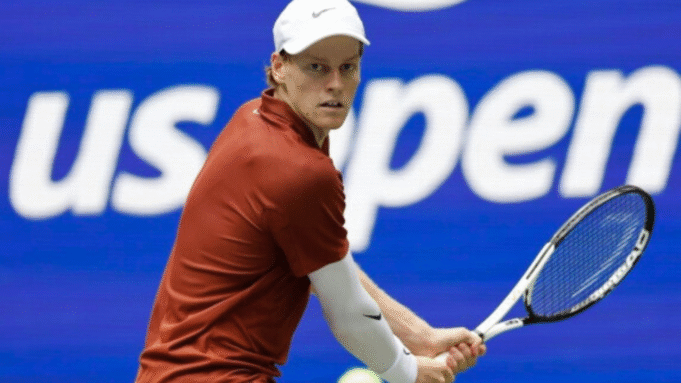 Sinner travolge Kopriva 6-1, 6-1, 6-2 all’US Open 2025: debutto lampo per il numero 1, pronto alla difesa del titolo e della vetta del ranking.