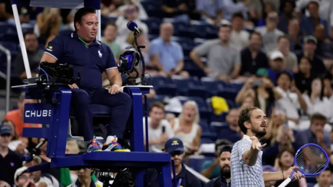 US Open, caos nel match di Medvedev fotografo in campo e fischi del pubblico ritardano l’incontro