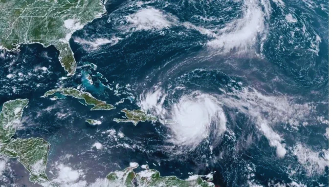 Mappa del National Hurricane Center che mostra la traiettoria prevista dell’Uragano Erin