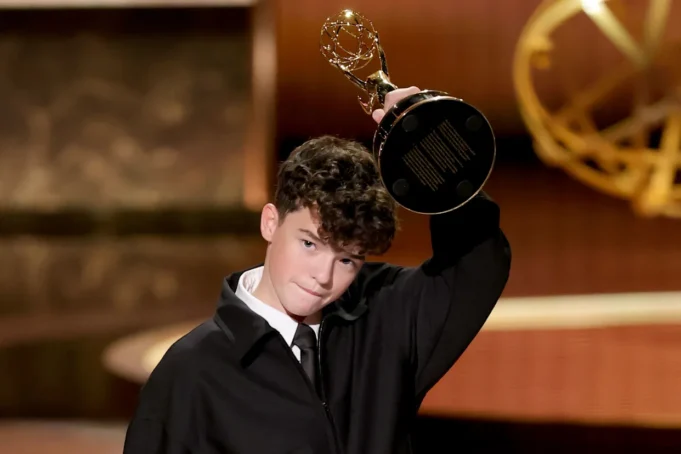 Emmys 2025: The Pitt, The Studio e Adolescence dominano, con vittorie storiche per Noah Wyle, Seth Rogen, Britt Lower e Jean Smart.