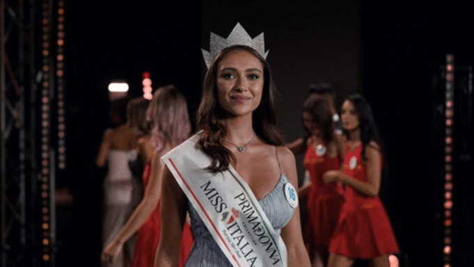 Katia Buchicchio è Miss Italia 2025: la 18enne di Anzi (Potenza) porta per la prima volta la corona in Basilicata.