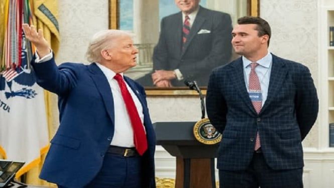 1760533039_68c24f6eb3a2c-presiden-as-donald-bersama-aktivis-sayap-kanan-charlie-kirk_665_374.jpg