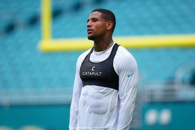 2726227-miami-dolphins-tight-end-darren-waller.jpg