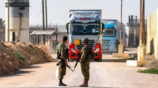 66e17eed61b6d-viva-militer-tentara-israel-mengadang-truk-pembawa-bantuan-ke-gaza_665_374.jpg