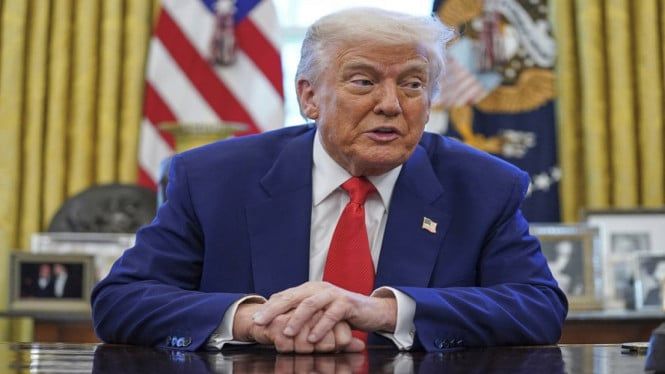 67f71f4b2dd74-presiden-as-donald-trump-usai-menandatangani-perintah-eksekutif-rabu-9-4_665_374.jpg