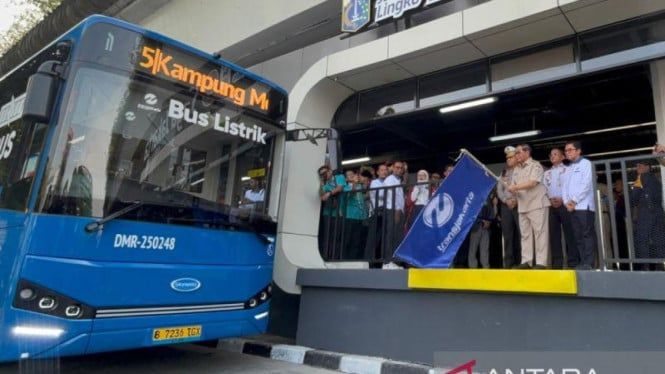 68be67dfe2a7d-gubernur-dki-jakarta-pramono-anung-meresmikan-halte-transjakarta-jaga-jakarta_665_374.jpg