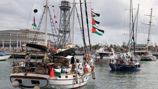 68d63614e264a-global-sumud-flotilla-relawan-dari-44-negara-berlayar-ke-gaza-dari-barcelona_665_374.jpeg