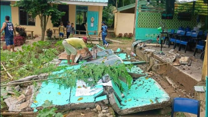 68e91166ee08f-tembok-rubuh-akibat-gempa-m7-4-yang-mengguncang-filipina_665_374.jpg