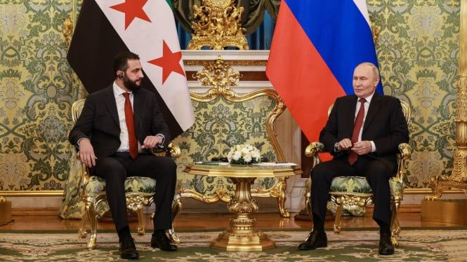 68f04e34af88e-presiden-suriah-ahmed-al-sharaa-bertemu-presiden-vladimir-putin-di-moskow_665_374.jpg