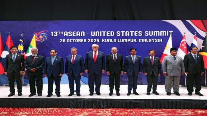 68fdfff87d71e-presiden-as-donald-trump-bersama-para-pemimpin-negara-asean_665_374.png
