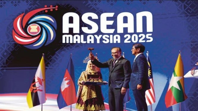 6900a7c129eeb-filipina-resmi-menerima-estafet-keketuaan-asean-dari-malaysia_665_374.jpg