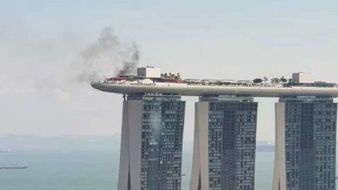 6900cbe8e5e2c-asap-hitam-diduga-dari-kebakaran-di-atas-marina-bay-sands-singapura_665_374.jpeg