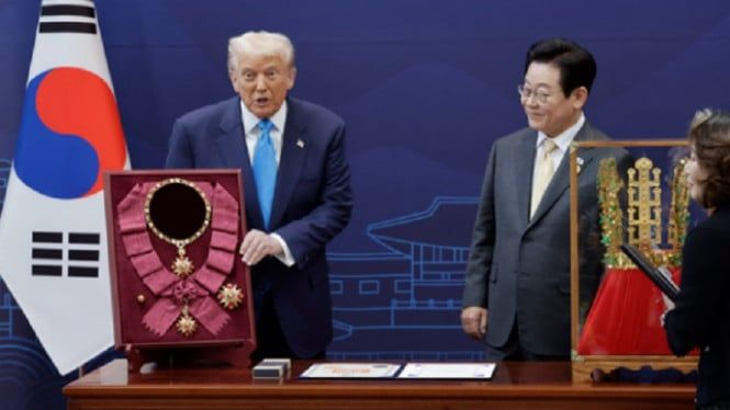 6901f7172a9cd-presiden-trump-dianugerahkan-grand-order-of-mugunghwa-dan-replika-mahkota-emas_665_374.jpg