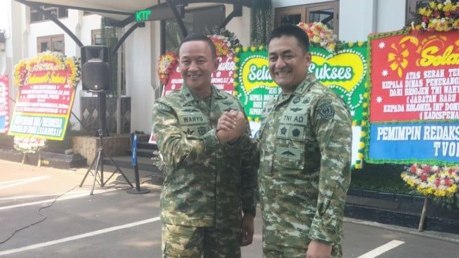 690494e012307-sesmilpres-brigjen-wahyu-yudhayana-dan-kadispenad-kolonel-inf-donny-pramono_665_374.jpg