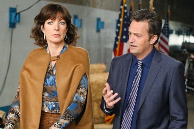 Allison-Janney-Matthew-Perry-102125-5d50a106674e4299a2631938a808ee8d.jpg