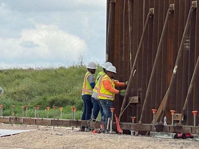 Los-Indios-border-wall-crews-work-013023.jpg