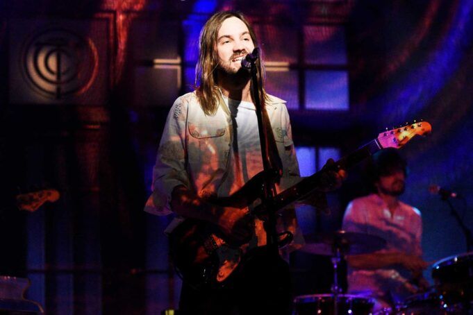 kevin-hunter-tame-impala-saturday-night-live-101725-0ac7a85dc98b47f7a04f539704cf02e3.jpg