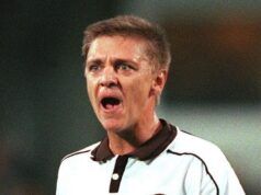 L’ex calciatore della nazionale muore dopo aver subito un infarto durante una partita