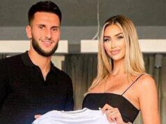 La splendida mamma della star del calcio confusa dal suo WAG nelle incredibili foto della sua sexy nonna