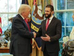 Trump scherza dopo aver regalato il profumo al presidente siriano Al Shara: quante mogli hai?