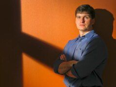 Il grande investitore ribassista Michael Burry chiude l’hedge fund e avverte di valutazioni elevate