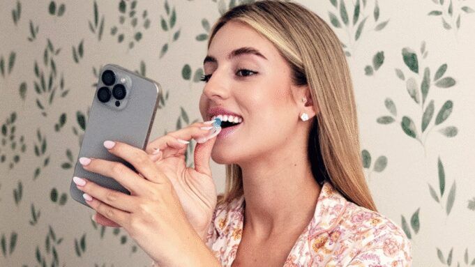 18143626_teethwhitening.jpg