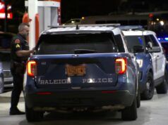 La polizia dice che due persone sono state accoltellate sul New Bern Boulevard vicino alla I-440 a East Raleigh, e il sospettato rimane in libertà