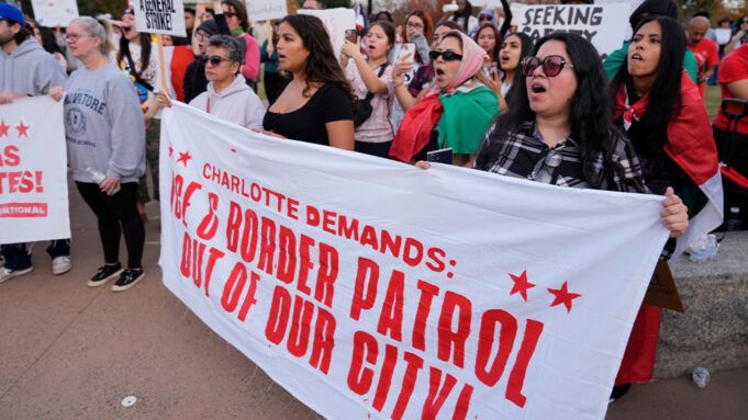 18162118_border-patrol-protest-ap-img.jpg