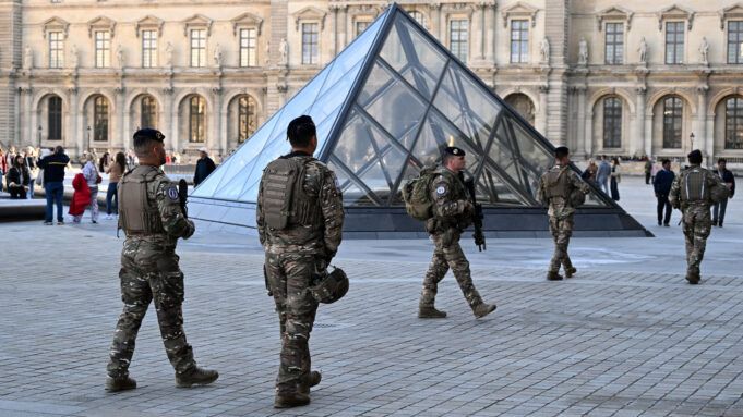 18174213_111925-cc-ap-louvre-security-img.jpg
