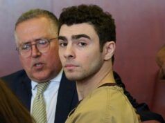 Luigi Mangione è comparso nuovamente in tribunale lunedì per un’udienza preliminare sulle prove nel caso della sparatoria dell’amministratore delegato