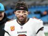 NFL World si congratula con Bucs QB Baker Mayfield e moglie Emily prima della partita di Bills
