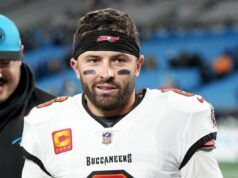 NFL World si congratula con Bucs QB Baker Mayfield e moglie Emily prima della partita di Bills