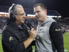 Carlos Hernandez offre due bizzarri touchdown mentre Wake Forest supera UNC