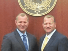 I fratelli gemelli identici cercano di sostituire il repubblicano Troy Nehls al Congresso