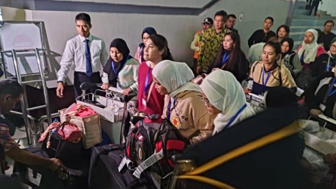 675b7326debc5-dievakuasi-dari-suriah-35-wni-tiba-di-bandara-soetta_665_374.jpg