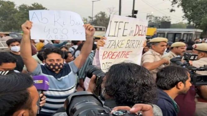 6911cebc53b65-aksi-demo-protesi-polusi-udara-di-kota-new-delhi-india_665_374.jpeg