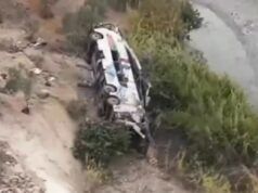 Un autobus ha colpito un camion in Perù ed è poi caduto in un ruscello, uccidendo 37 persone.