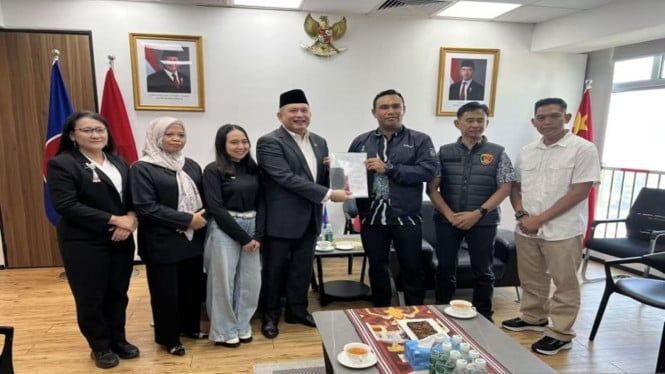 691bcbd177312-reni-rahmawati-ketiga-dari-kiri-wni-yang-menjadi-korban-pengantin-pesanan_665_374.jpg