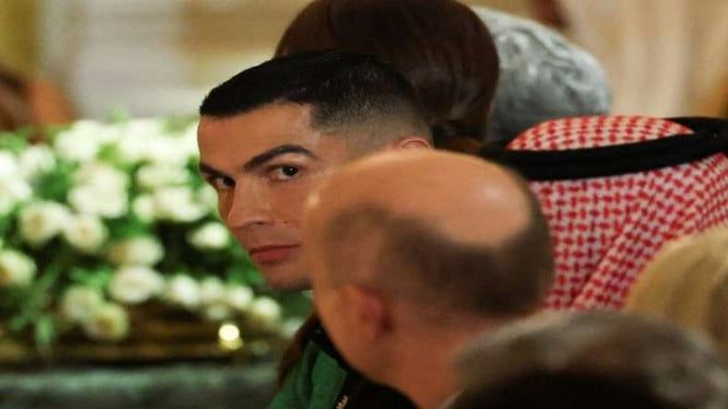 691d4b2f77281-pesepakbola-portugal-cristiano-ronaldo-hadir-di-jamuan-makan-malam-trump_665_374.jpg