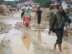 Il bilancio delle vittime delle inondazioni in Indonesia ha superato quota 300 mentre continuano gli sforzi di ricerca e salvataggio