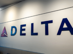 Un aereo della Delta Air Lines scivola fuori pista durante una tempesta invernale