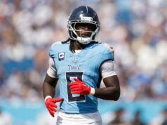 Calvin Ridley dei Titans si è recato negli spogliatoi con un significativo infortunio alla gamba