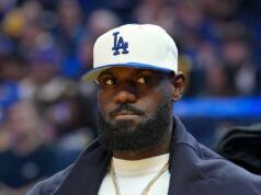 LeBron James invia un messaggio al quarterback di Brown Shedur Sanders durante il secondo inizio della NFL