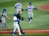 Dodgers, le panchine dei Blue Jays si liberano dopo essere state colpite dal campo in Gara 7 delle World Series
