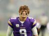 JJ McCarthy dei Vikings viene colpito dal vincitore del Super Bowl dopo la partita dei Bears