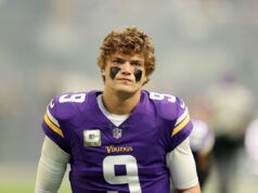 JJ McCarthy dei Vikings viene colpito dal vincitore del Super Bowl dopo la partita dei Bears