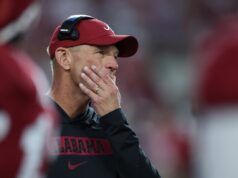 L’Alabama HC reagisce all’alterco dei giocatori durante la sconfitta contro l’Oklahoma